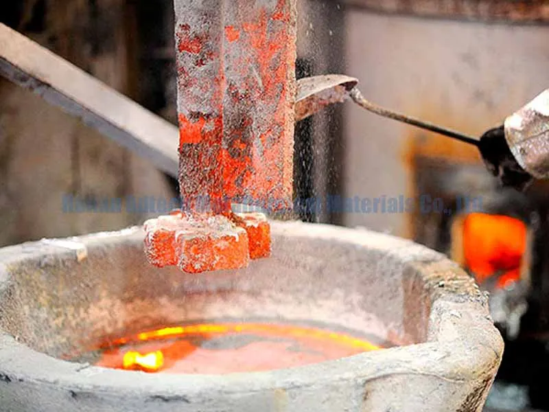 applying drossing flux in aluminum furnace
