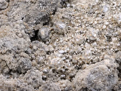 aluminum dross with trapped metal particles