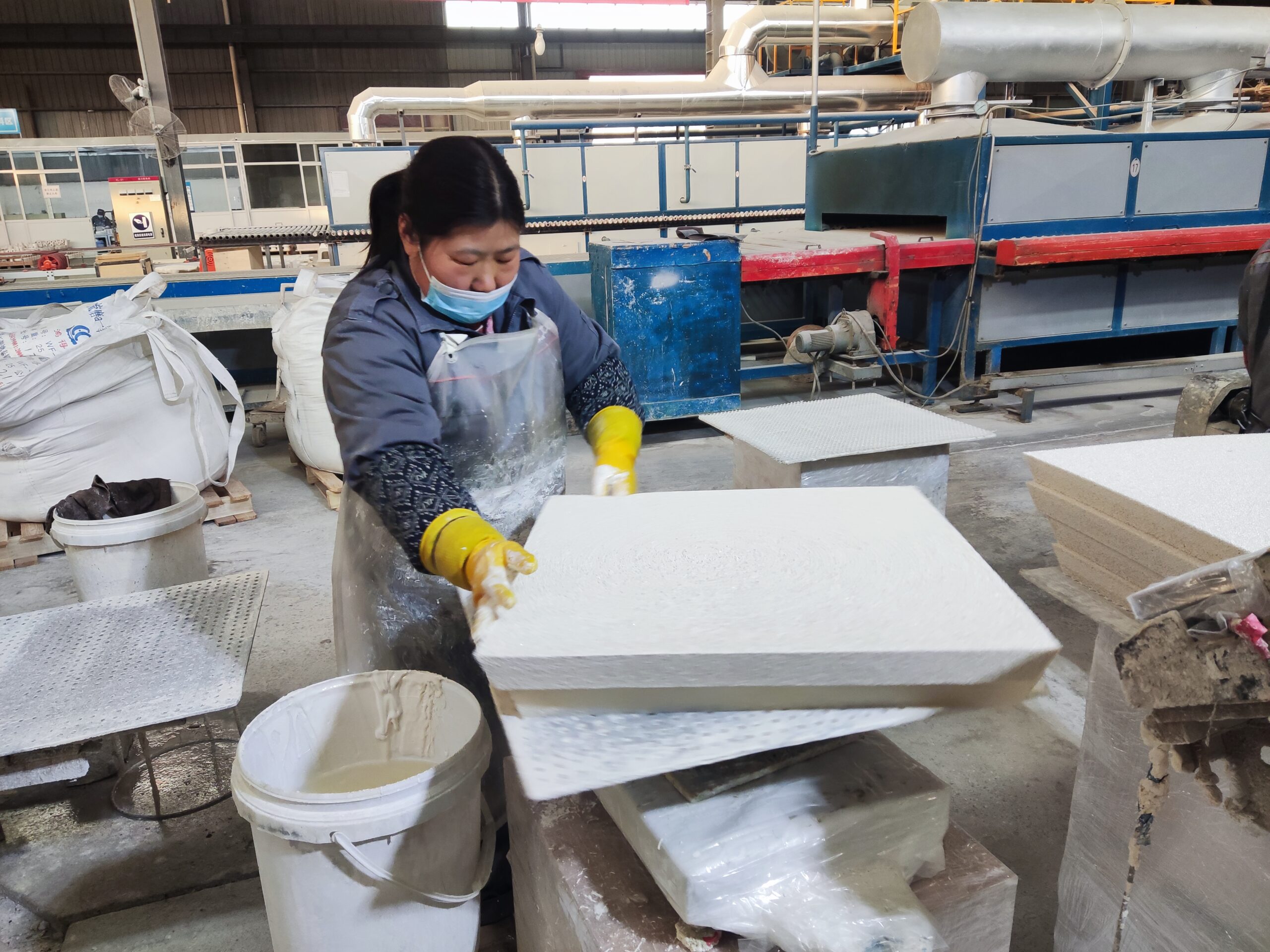 工厂工人正在生产陶瓷泡沫过滤器。